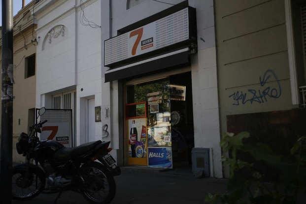 Un ladrón le apoyó un revólver en la cabeza a una beba en un asalto