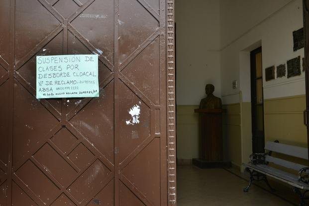 Escuela sin clases por desbordes cloacales