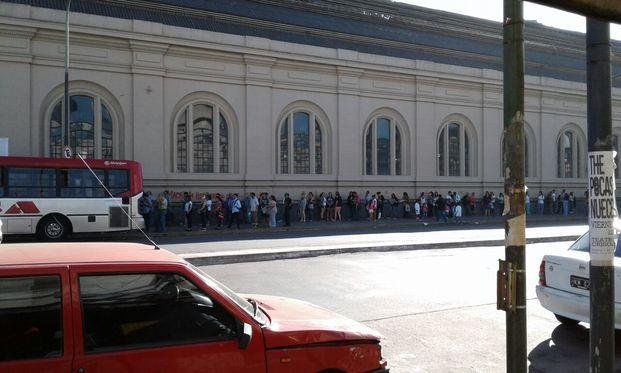 Pasajeros ofuscados por extensas
colas en la Estación de Trenes