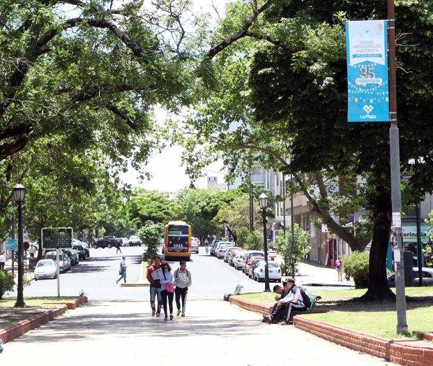 Señalizan parques y plazas para identificar las ferias artesanales