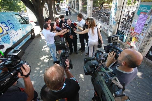 Investigarán “hacia arriba” por el escándalo de los sobres