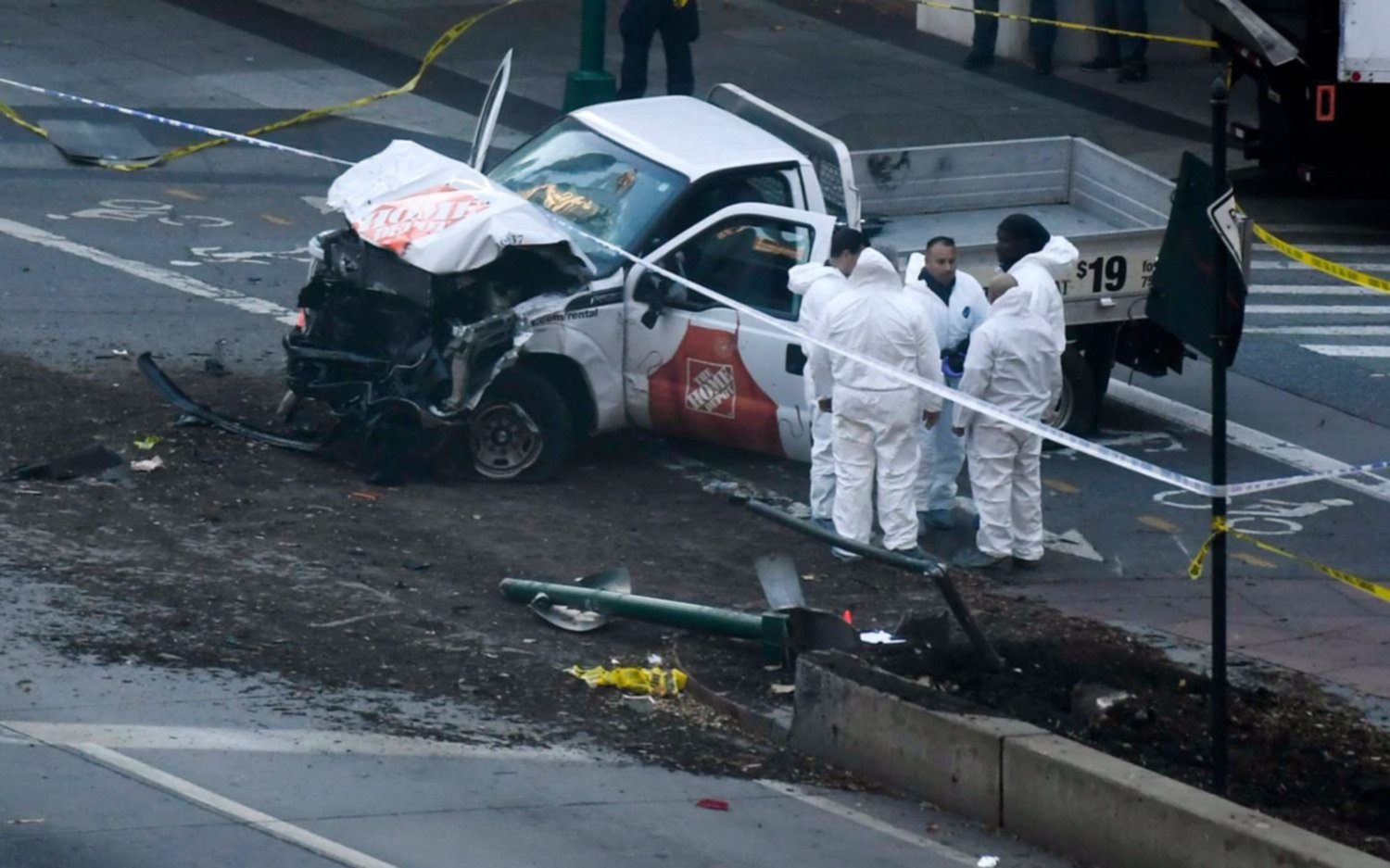 Una nota en la camioneta del atentado orienta la investigación hacia el Estado Islámico