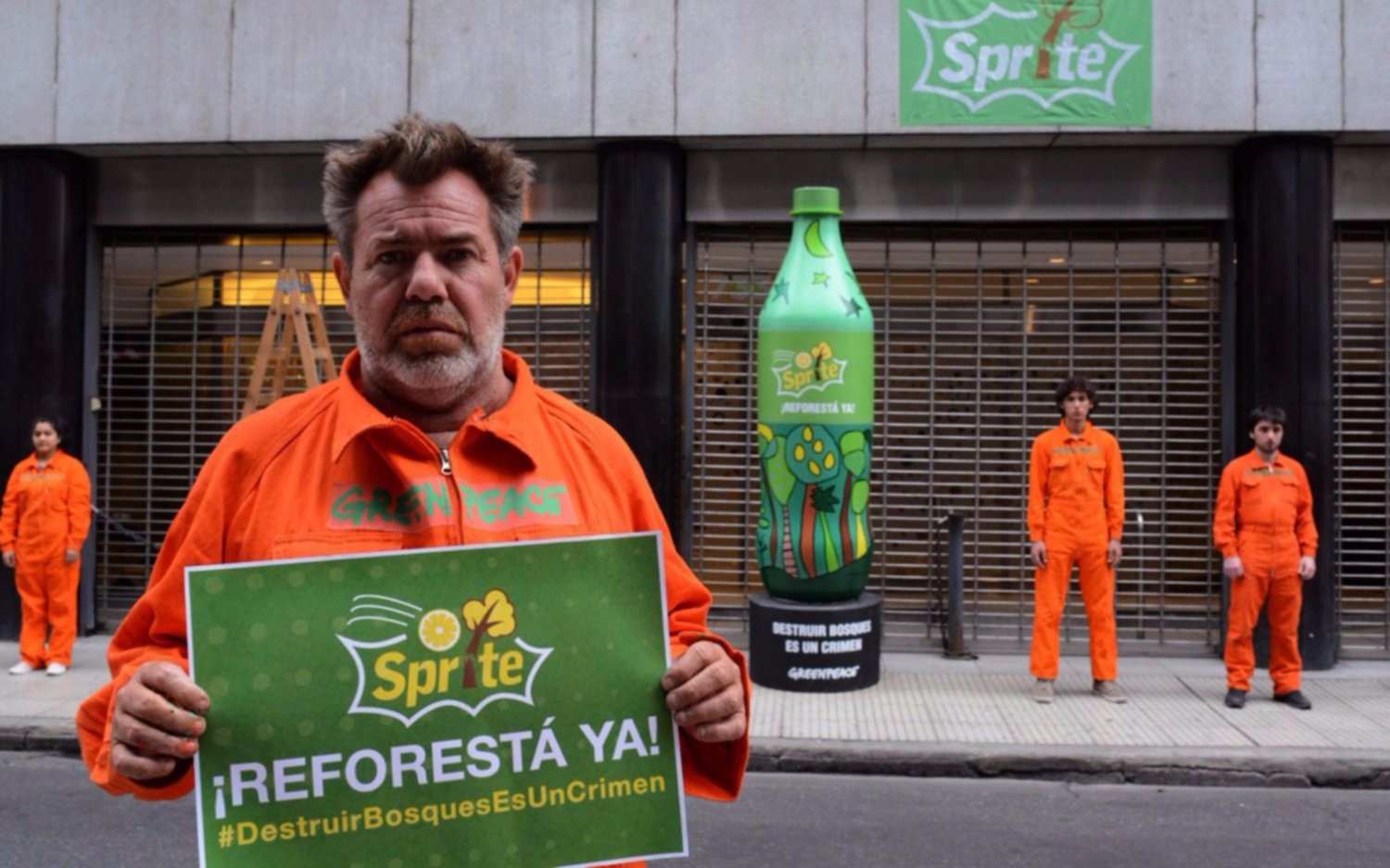 Milo Lockett participó de una protesta de Greenpeace contra una marca de gaseosa
