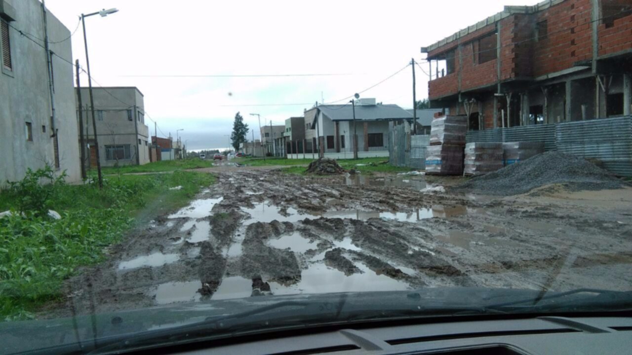 Quejas por calle en mal estado en San Carlos