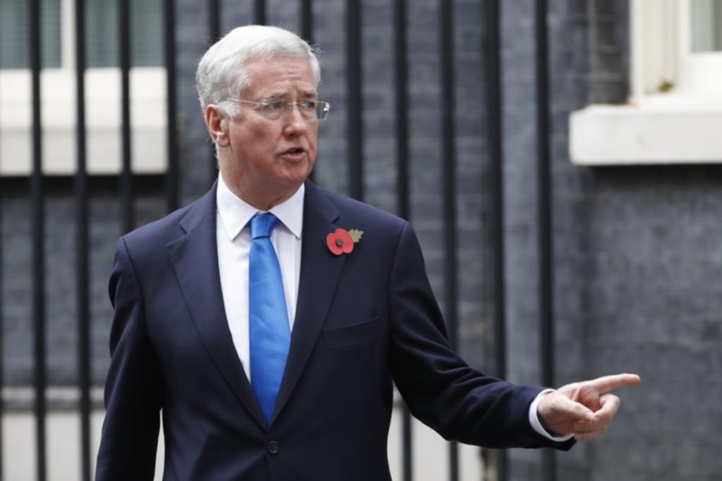 Jaqueado por una denuncia de acoso sexual, renunció un ministro británico