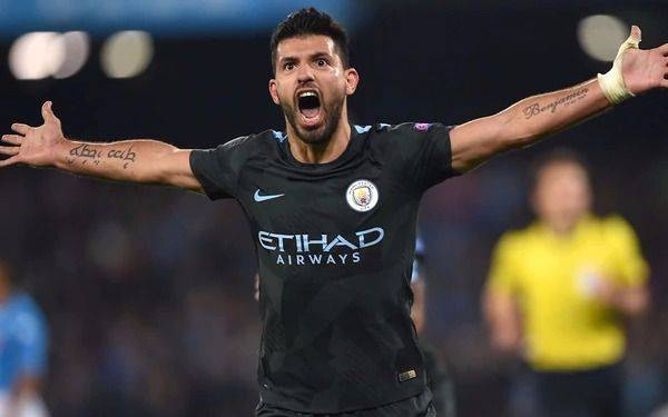 Agüero y un destinatario especial de su camiseta