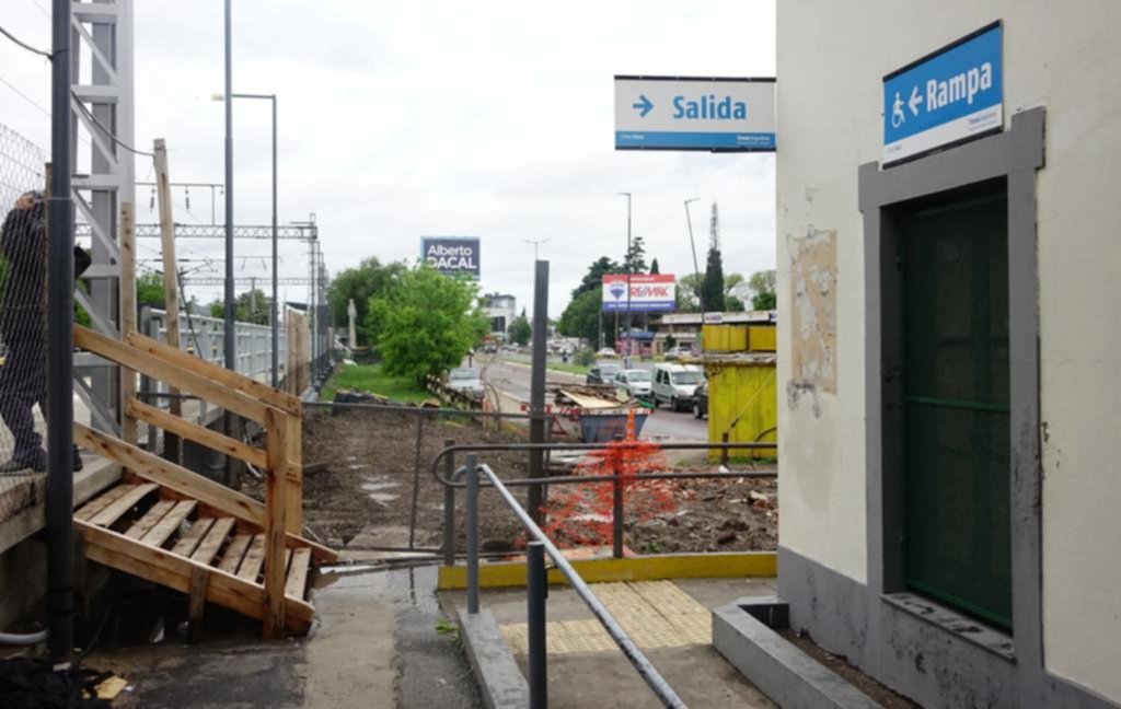 Las renovadas estaciones de Tolosa y Gonnet se sacan un reprobado en accesibilidad