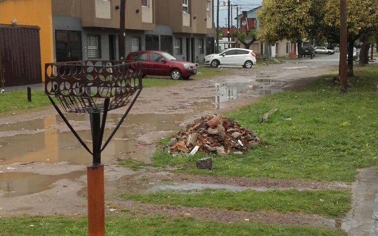 Una calle que se torna intransitable con cada lluvia