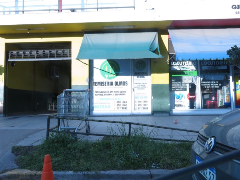 Un remisero terminó siendo rehén de dos delincuentes mientras esperaba pasajeros