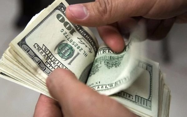 En la última jornada financiera de la semana, el dólar cerró a $17,89