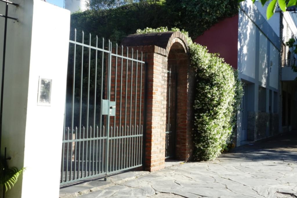 A las patadas se metieron en la casa de una jueza y un ex diputado en La Loma