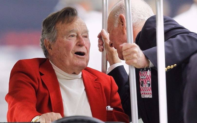 Bush padre dijo que Trump "es un fanfarrón" y que votó por Clinton