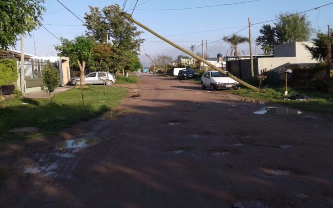 Un poste caído cruza la calle en Villa Zula