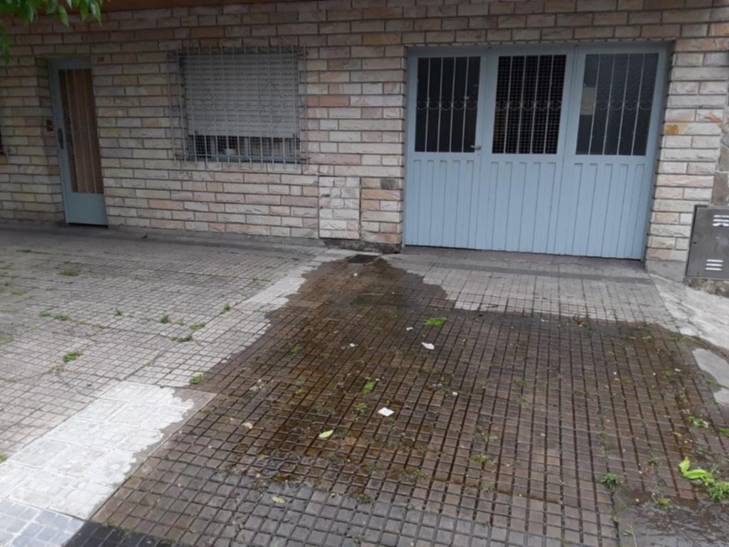 Molesta filtración en la cuadra de 27 entre 33 y 34