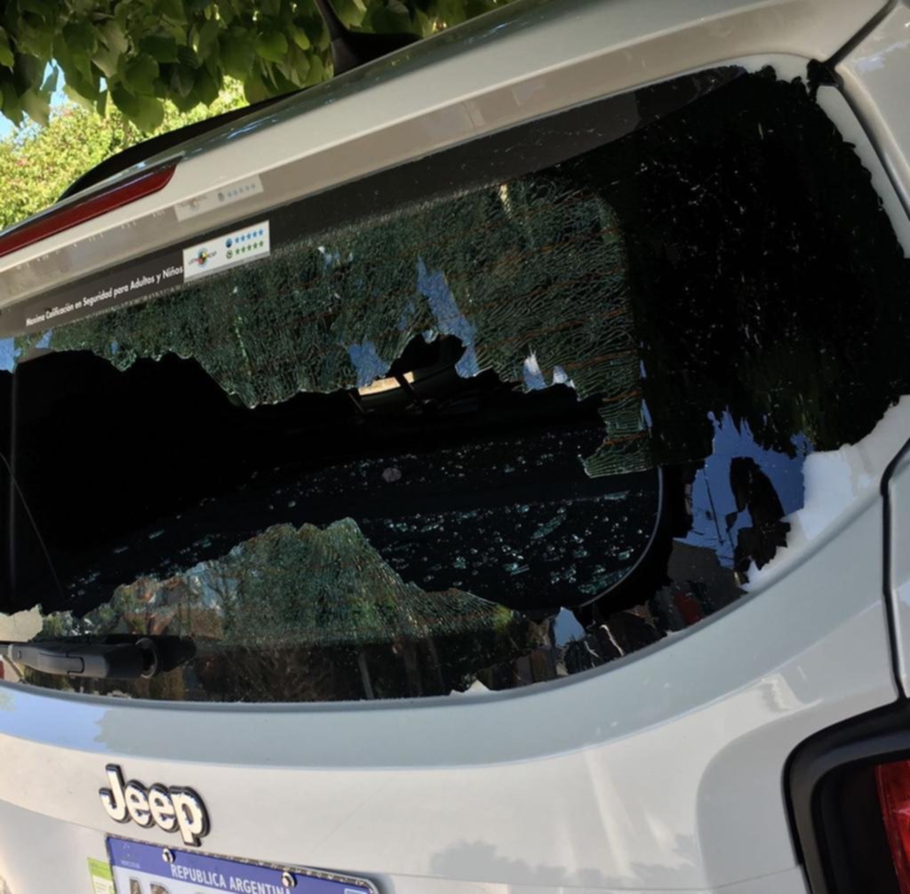 Estrenaban su camioneta y una banda de chicos los atacó a fierrazos