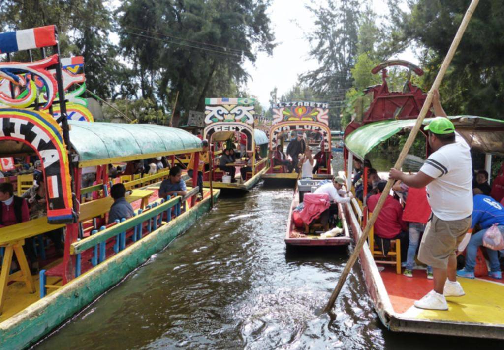 Xochimilco: un viaje en barco al curioso mundo de las muñecas mutiladas