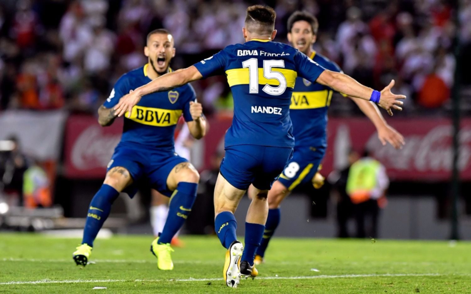 El líder Boca venció 2 a 1 a River en el Monumental