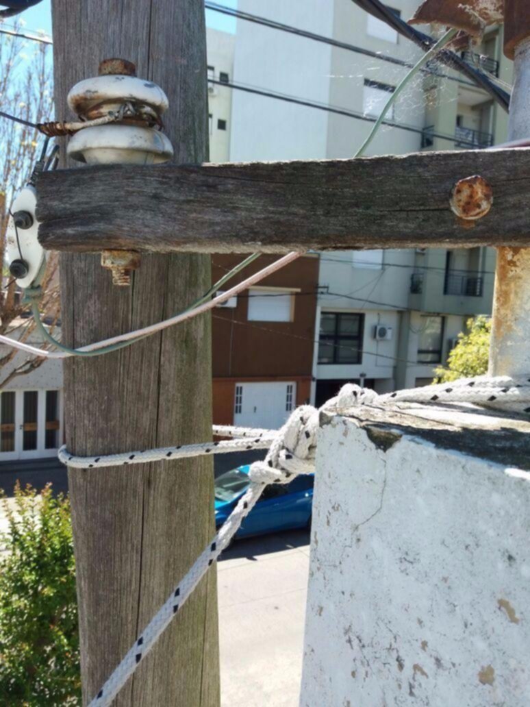 Peligro por un poste a punto de caer en barrio La Loma