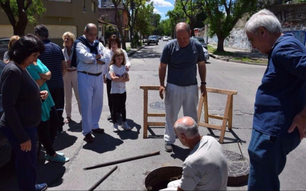En barrio Norte los vecinos revisaron los desagües