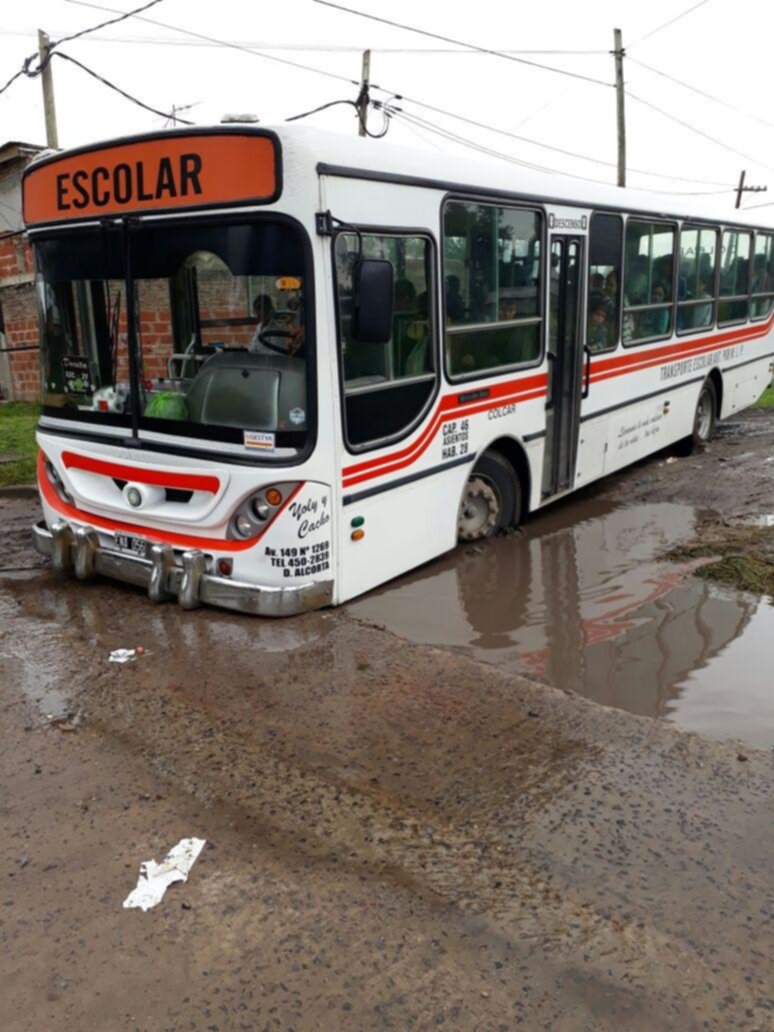 Crecen los reclamos por baches en Los Hornos