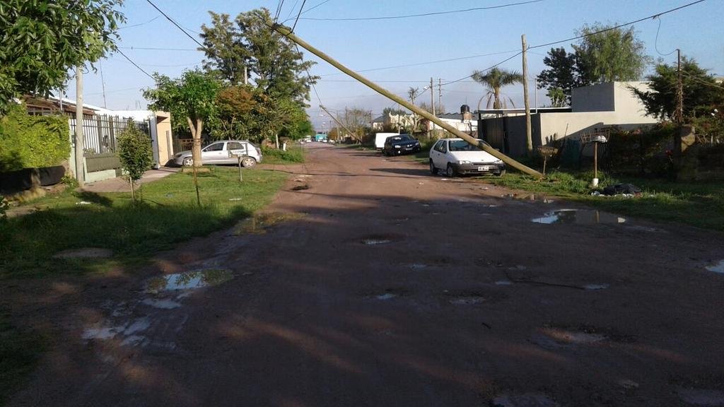 Poste inclinado en Villa Zula preocupa a los vecinos