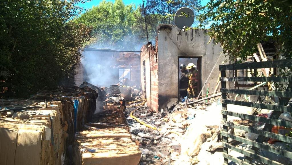 Se incendió un depósito de papel y tardaron casi seis horas en apagarlo