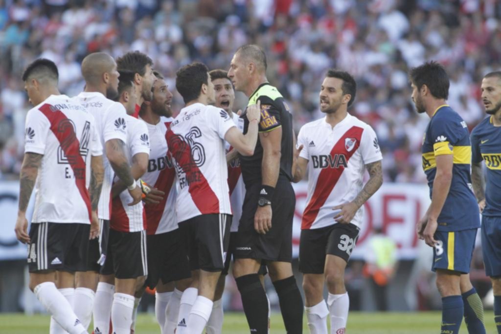 Néstor Pitana se equivocó feo en jugadas clave