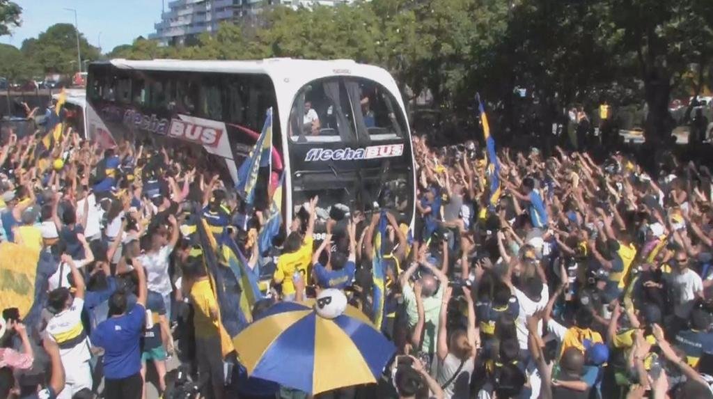 No faltó el tradicional banderazo de los Xeneizes