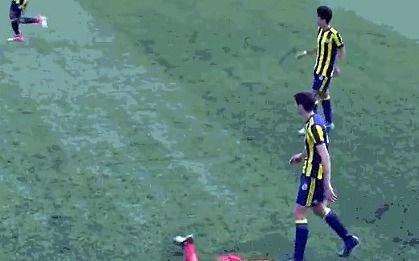Era roja y prisión: la criminal patada en el fútbol turco que sólo terminó en amonestación