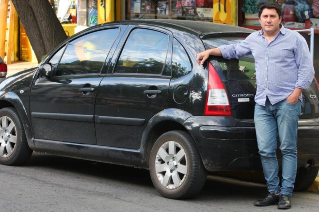 Un dirigente de un club de barrio sale a vender su auto por una deuda de la entidad