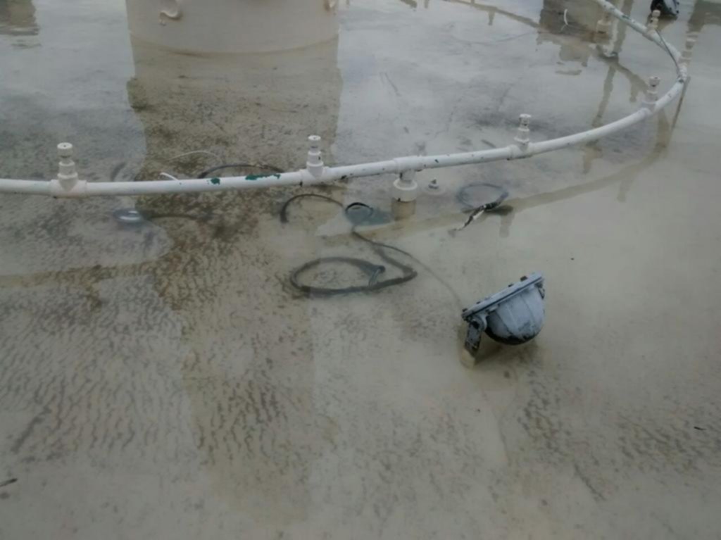 Cables sumergidos en las fuentes de Plaza Moreno