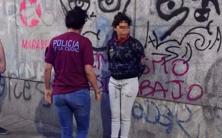 Detuvieron a dos jóvenes, una menor, que prendieron fuego a indigentes "por despecho"