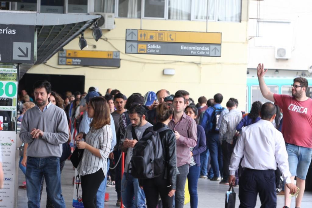 Fastidio y largas colas en la Terminal por sorpresivo paro de choferes del Plaza