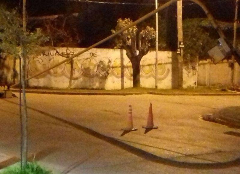 El viento tiró un semáforo y ahora aceleran de más