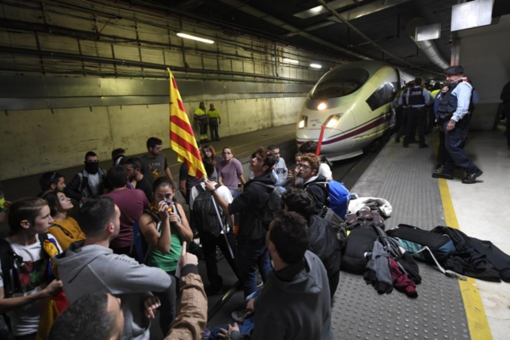 Vías de tren cortadas por protestas separatistas en Cataluña