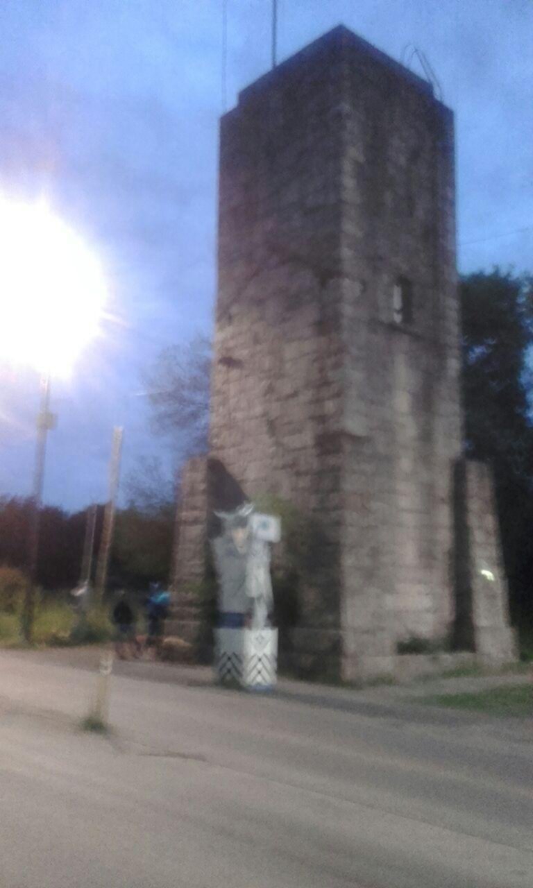 Un arco histórico del Parque Pereyra, sobre camino Belgrano, en estado ruinoso