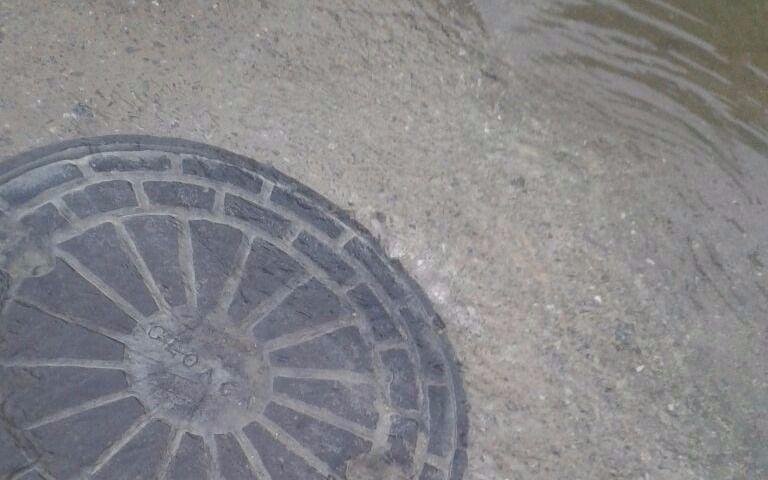 Desborde cloacal inunda las calles de 77 y 124