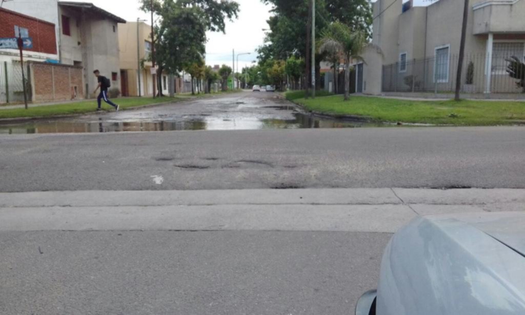 Agua, bien escaso que se pierde en Los Hornos