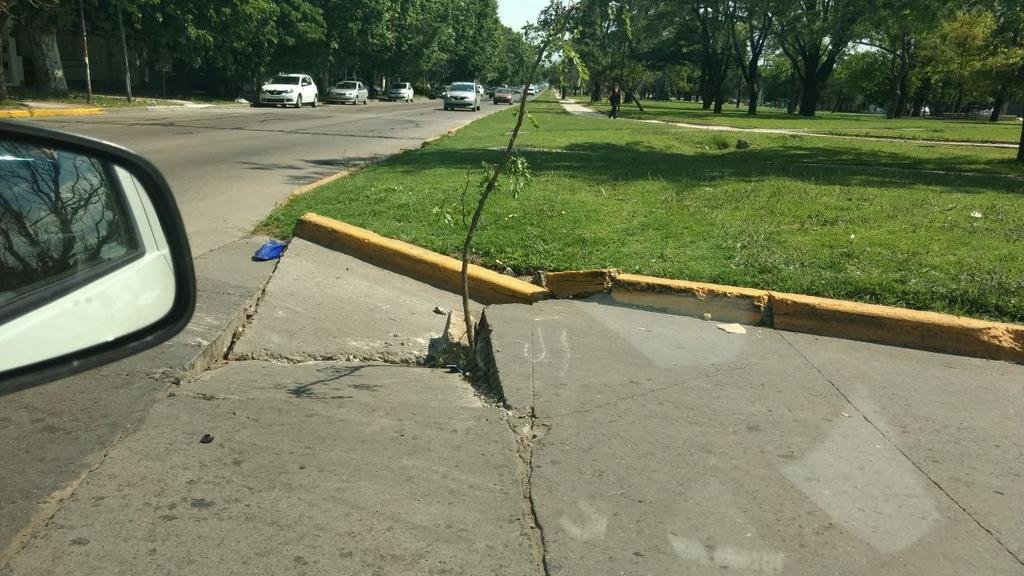 Pavimento desmoronado causa riesgo de accidentes