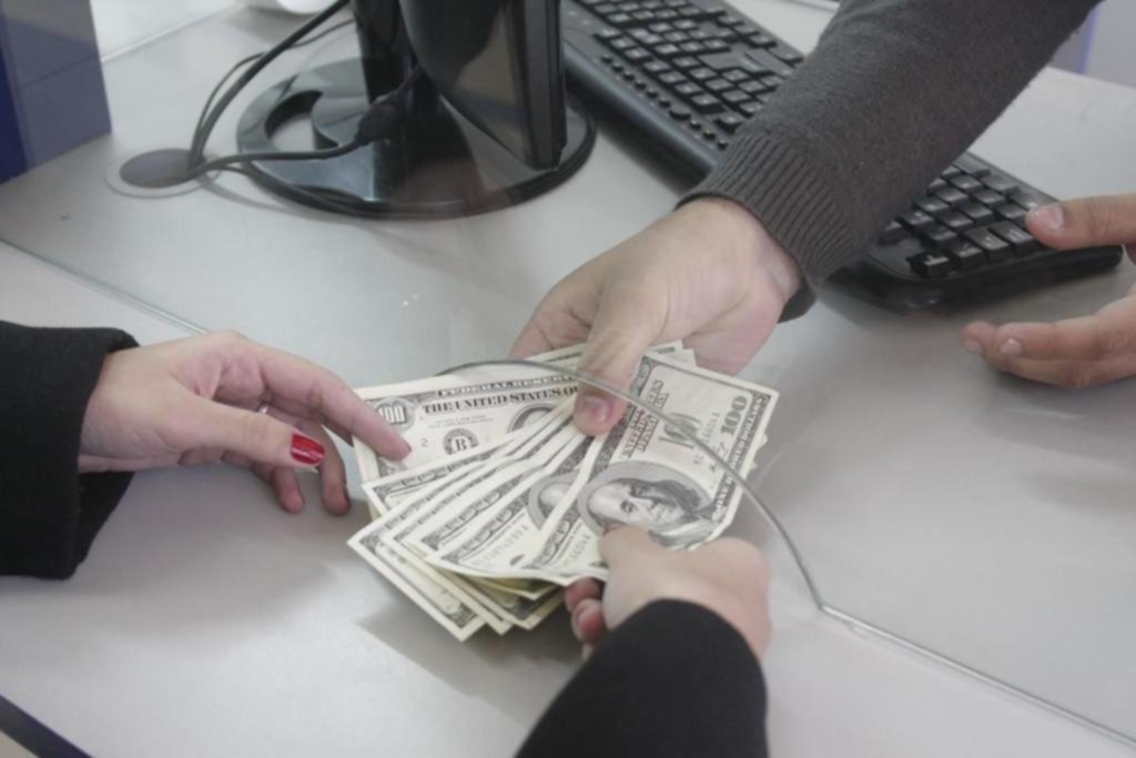 Por la suba de las tasas, el dólar perdió diez centavos y cerró a $ 17,83