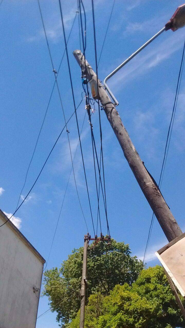 Vecina teme que un poste de teléfono caiga sobre su casa en 120 y 39: "La tensión sube y baja"