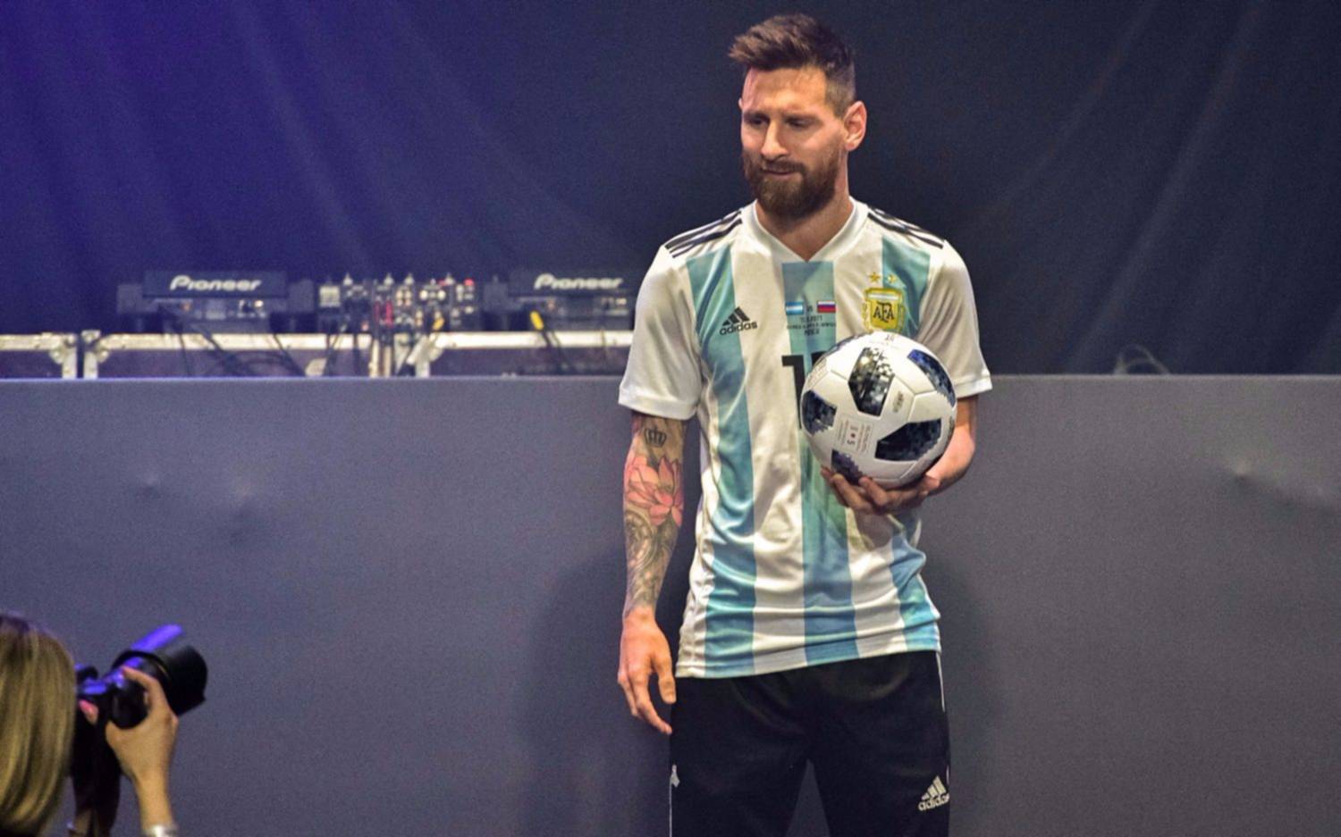 Messi presentó la pelota que se utilizará en el Mundial
