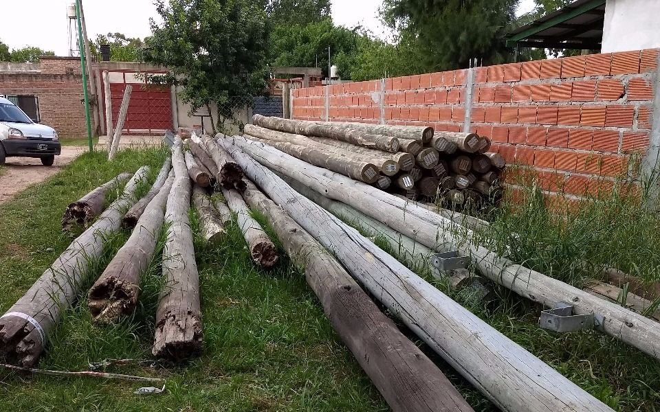 Detuvieron al “electrochorro”, que robaba postes y cables de luz en la Ciudad