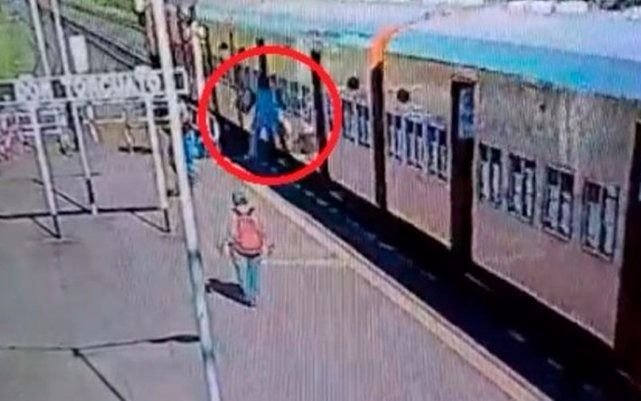 Buscan identificar al ladrón de campera azul que le robó a la chica que cayó del tren