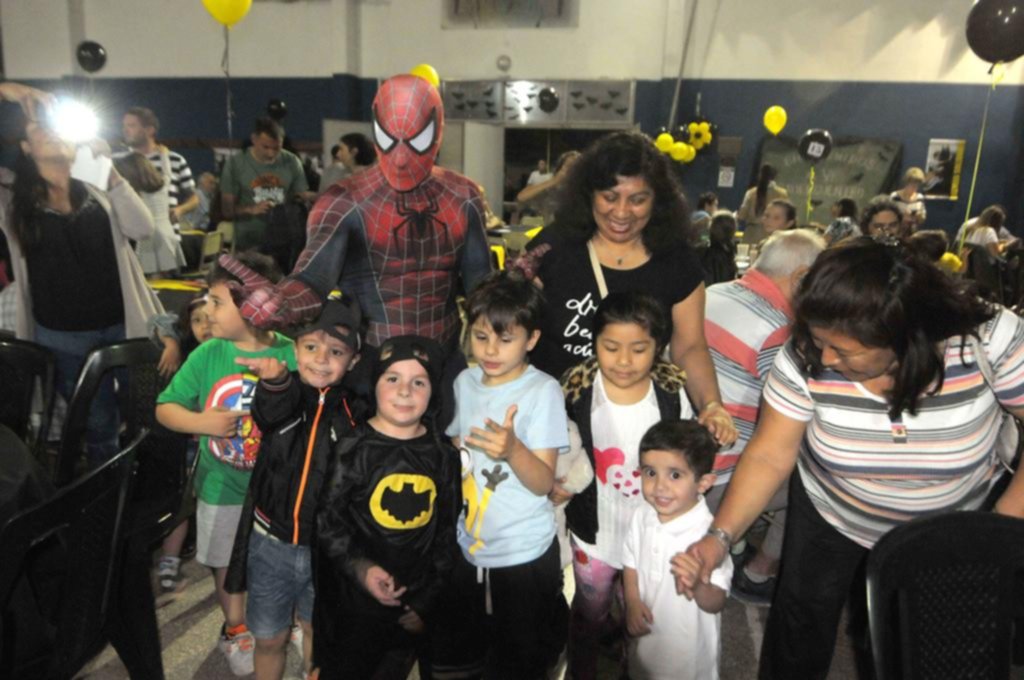 El Batman solidario reunió a una multitud en el Castañeda y hasta el Hombre Araña le fue a dar una mano