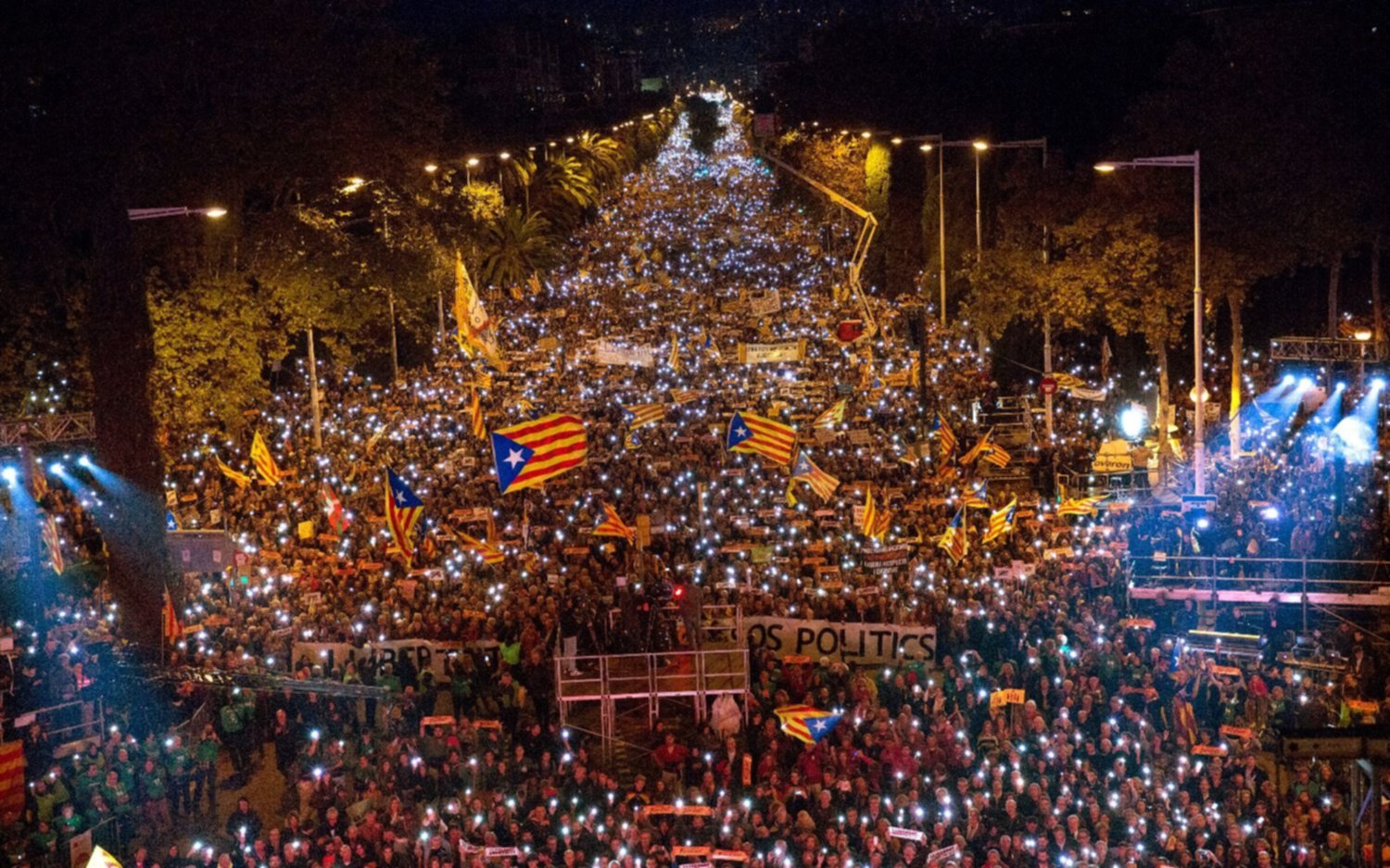 Multitudinaria manifestación en Barcelona por la libertad de independentistas presos