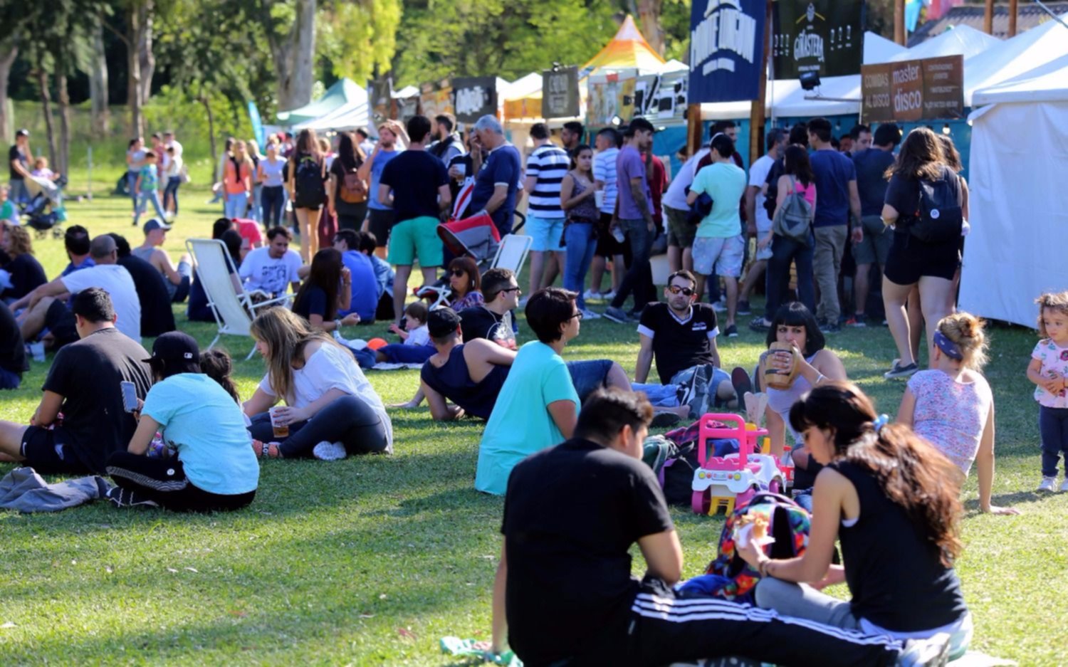Con sol, música y gran convocatoria, arrancó la Fiesta de la Cerveza Artesanal Platense