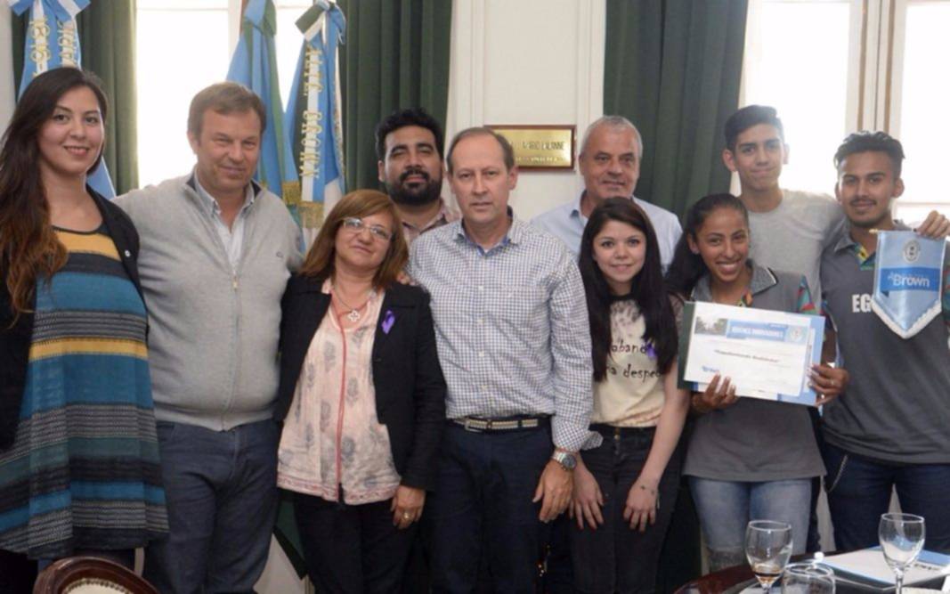Cascallares premió a estudiantes ganadores del concurso "Jóvenes Innovando"