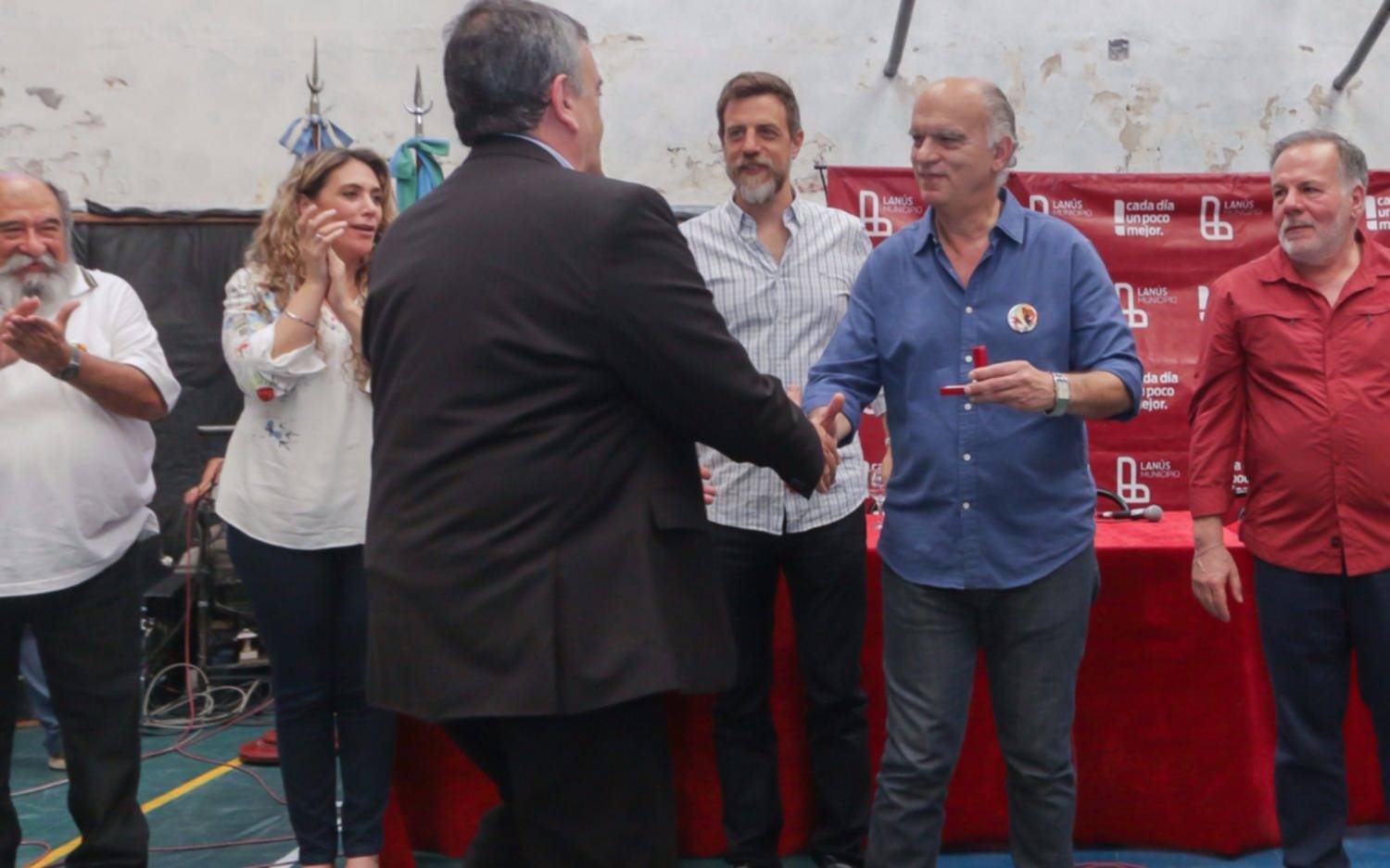 G​rindetti distinguió a trabajadores municipales que cumplen 25 y 30 años de servicio