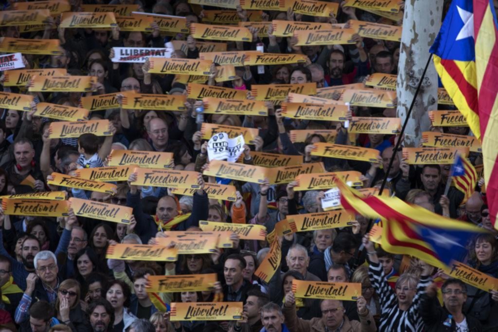 Multitudinarias marchas en Barcelona para pedir por los independentistas presos